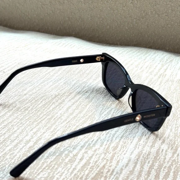 GENTLE MONSTER x Jennie ‘1996’ Black Sunglasses (Re-Posh) - Picture 10 of 14